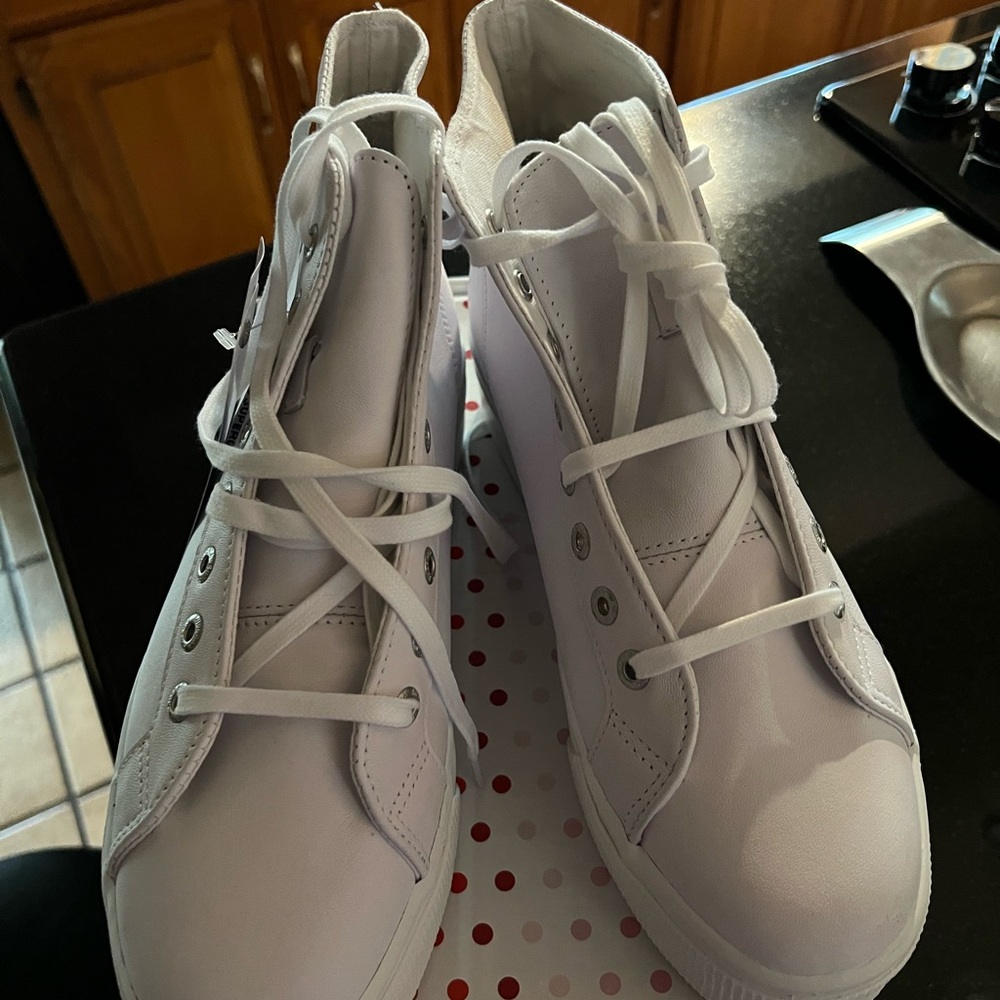 Women’s Size 10 US Superga leather white high top shoes - Picture 4 of 4
